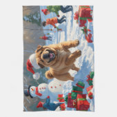 Shar Pei läuft im Schnee mit Weihnachtshut Geschirrtuch (Vertikal)