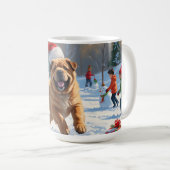 Shar Pei läuft im Schnee mit Weihnachtshut Kaffeetasse (VorderseiteRechts)