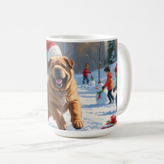 Shar Pei läuft im Schnee mit Weihnachtshut Kaffeetasse (VorderseiteRechts)