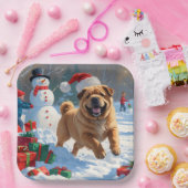 Shar Pei läuft im Schnee mit Weihnachtshut Pappteller (Party)