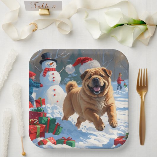 Shar Pei läuft im Schnee mit Weihnachtshut Pappteller (Hochzeit)