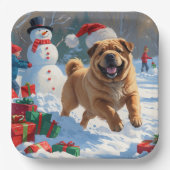 Shar Pei läuft im Schnee mit Weihnachtshut Pappteller (Vorderseite)