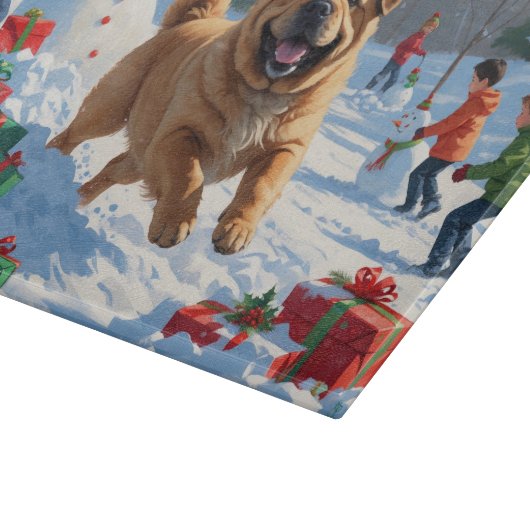 Shar Pei läuft im Schnee mit Weihnachtshut Schneidebrett (Ecke)