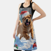 Shar Pei läuft im Schnee mit Weihnachtshut Schürze (InSitu)