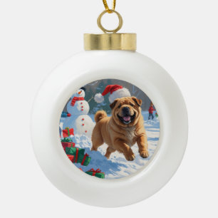 Shar Pei läuft im Schnee mit Weihnachtsmütze Keramik Kugel-Ornament