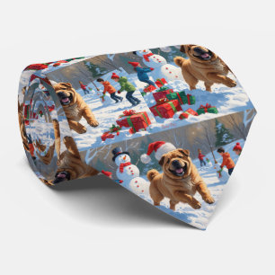 Shar Pei läuft im Schnee mit Weihnachtsmütze Krawatte