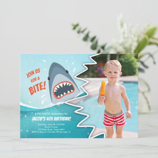 Shark Birthday Pool Party Junge Haifisch Bite Bait Einladung (Stehend Vorderseite)