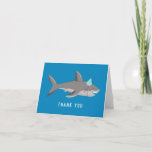 Shark Blue Cool Kid Birthday Party Danke Karte<br><div class="desc">Dieser lustige Kindergeburtstag Dankeschön-Karte zeigt eine Haiillustrierung mit einem fett blauen Hintergrund und lässigen,  Not leidenden Schriftart. Es ist eine großartige Wahl für eine Geburtstagsfeier von Jungen. Sehen Sie sich die Sammlung für die Koordination von Artikeln!</div>