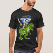 Shark Pirate Riding T-Rex Dinosaur T-Shirt (Vorderseite)