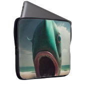Shark sculpture on the beach laptopschutzhülle (Vorne Rechts)