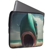Shark sculpture on the beach laptopschutzhülle (Vorne Rechts)