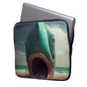 Shark sculpture on the beach laptopschutzhülle (Vorderseite Links)