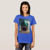 Shark sculpture on the beach T-Shirt (Vorne ganz)