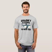 Sharky wird euch beim Design beißen - Männergrunds T-Shirt (Vorne ganz)