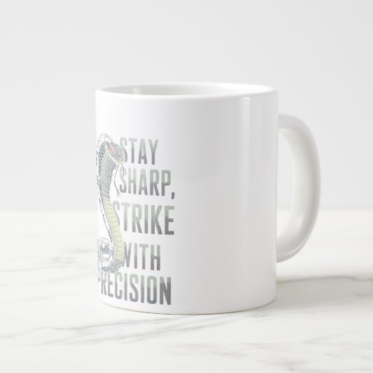 Sharp bleibe, Strike mit Präzision - Cobra Design Jumbo-Tasse (Vorderseite Rechts)