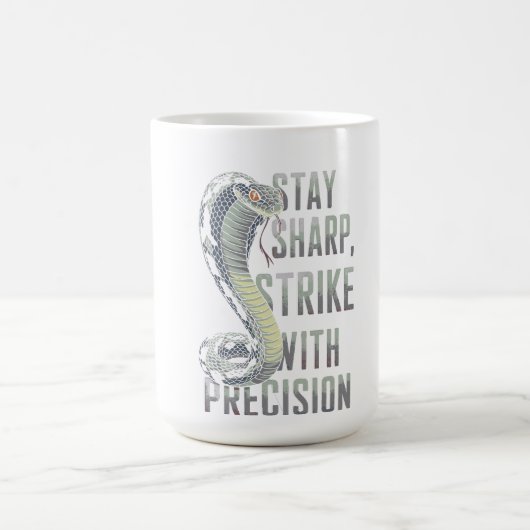 Sharp bleibe, Strike mit Präzision - Cobra Design Kaffeetasse (Mittel)