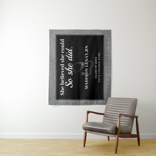 She Believed She Could Nurse Silver Glitter Name Wandteppich (Beispiel)