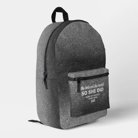 She Believed She Could Silber Schwarzes Glitter Bedruckter Rucksack (Rückseitige Ecke links)