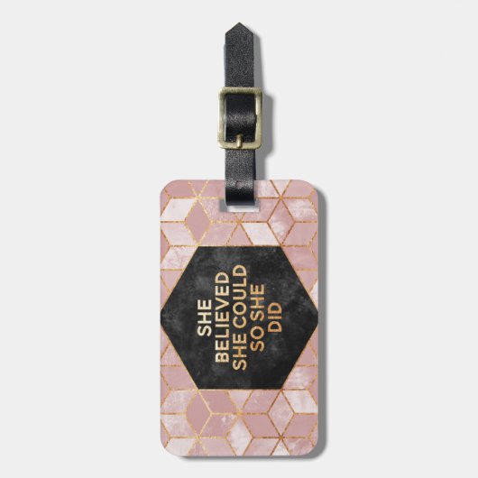 She Believed She Could So She Did Gepäckanhänger (Vorderseite vertikal)