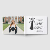 She Did It Black Bow Personalized Graduation Party Gästebuch (Voll)