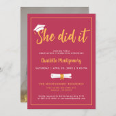 She Did It Grad Cap Magenta Graduation Party Photo Einladung (Vorne/Hinten)
