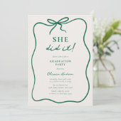 She Did It! Graduation Party Einladung (Stehend Vorderseite)