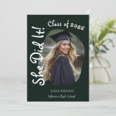 She Did It! Modern Photo Graduation Party Einladung (Stehend Vorderseite)