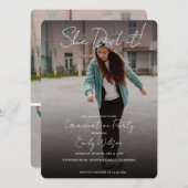 She Did It Modern Photo Graduation Party Invite (Vorne/Hinten)