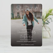 She Did It Modern Photo Graduation Party Invite (Stehend Vorderseite)
