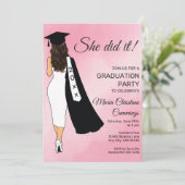 She Did It Pink Graduation Invitation Einladung (Stehend Vorderseite)