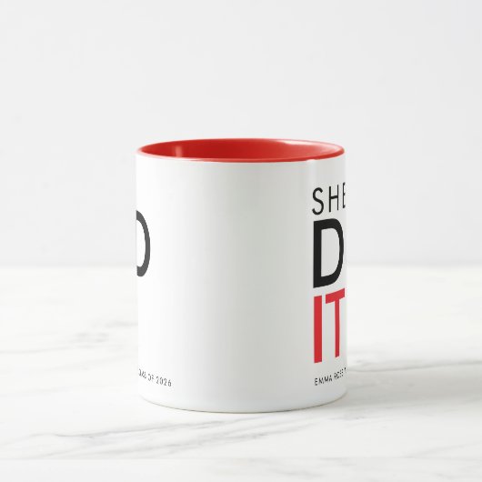 She Did It Red Graduation Statement Mug Tasse (Zentrum)