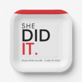 She Did It Red minimal Graduation Paper Plate Pappteller (Vorderseite)