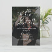 She Did It Script Fully Editable Graduation  Einladung (Stehend Vorderseite)