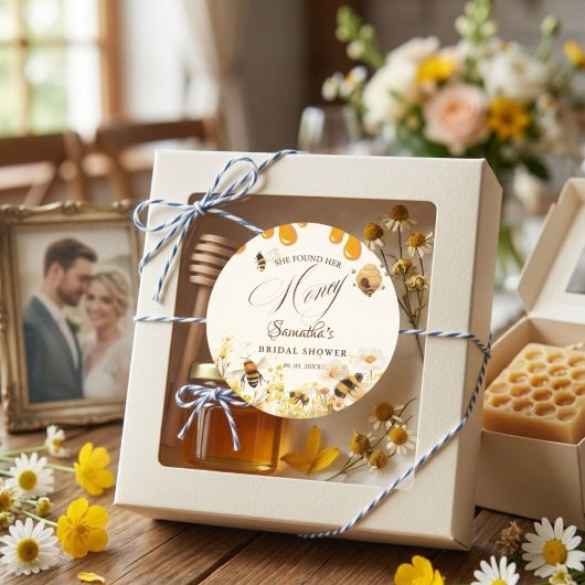 She found her honey Bee bridal shower Runder Aufkleber