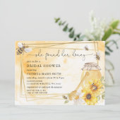 She Found Her Honey Floral Bee Bridal Shower Einladung (Stehend Vorderseite)