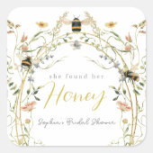 She found her Honey Wildflower Bridal Shower Quadratischer Aufkleber (Vorderseite)