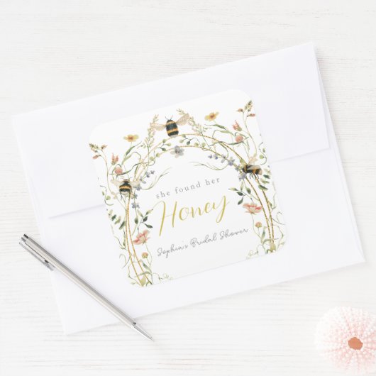 She found her Honey Wildflower Bridal Shower Quadratischer Aufkleber (Umschlag)