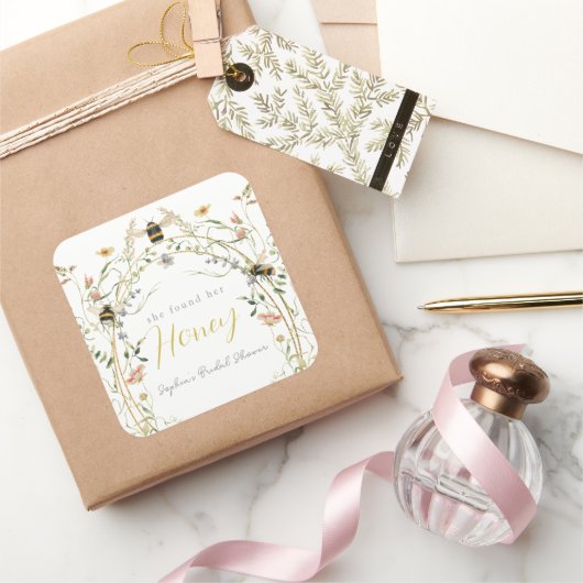 She found her Honey Wildflower Bridal Shower Quadratischer Aufkleber (Schenken)