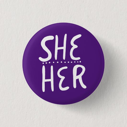 SHE/HER Pronouns Lila Weißhandschrift Minimal Button (Vorderseite)