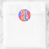 SHE/HER Pronouns Rainbow Handlettering Runder Aufkleber (Tasche)