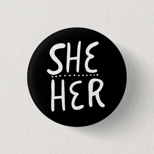SHE/HER Pronouns Schwarz-weiße Handschrift Minimal Button (Vorderseite)