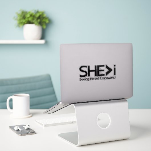 SHE>i Seht sich selbst empowervoll Aufkleber (Laptop auf Schreibtisch)