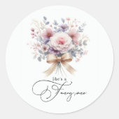 "She is a Extravagant One" Pink Floral 1st Birthda Runder Aufkleber (Vorderseite)