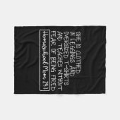 She Is Clothed In Leggings And Oversized Homeschoo Fleecedecke (Vorderseite (Horizontal))