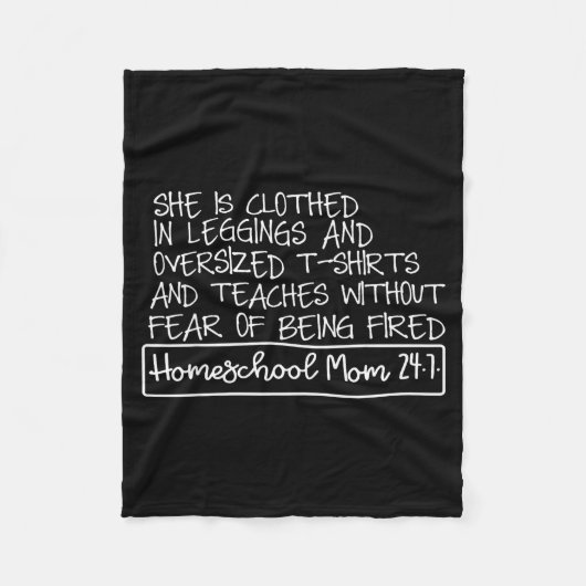 She Is Clothed In Leggings And Oversized Homeschoo Fleecedecke (Vorderseite)