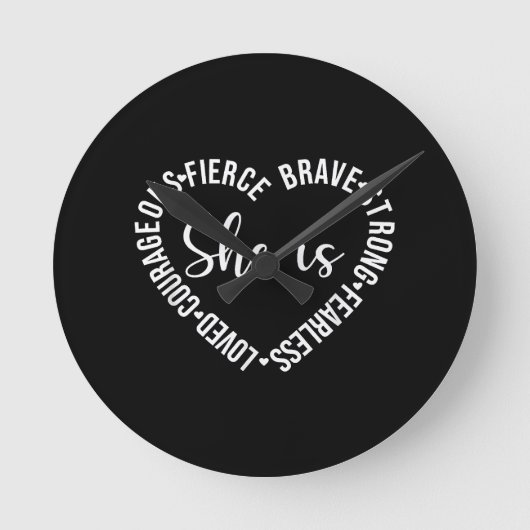 She Is Loved Courageous Fierce Brave Strong Fearle Runde Wanduhr (Vorderseite)