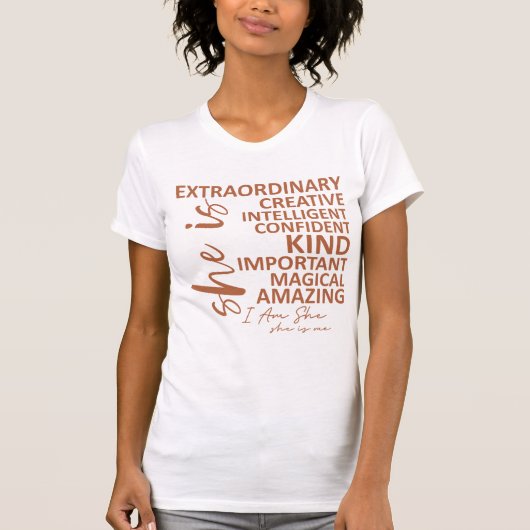 "She is Me" Mocha Mousse Affirmation Typografy T-Shirt (Vorderseite)