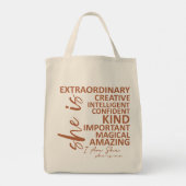 "She is Me" Mocha Mousse Affirmation Typografy Tragetasche (Rückseite)