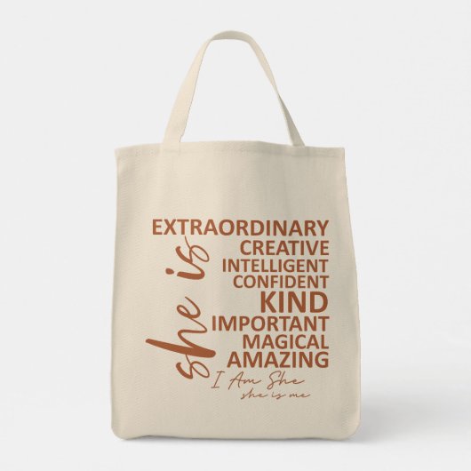 "She is Me" Mocha Mousse Affirmation Typografy Tragetasche (Rückseite)