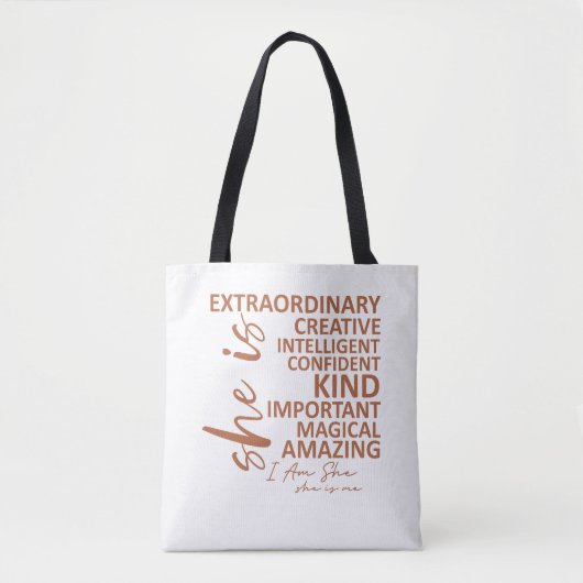 "She is Me" Mocha Mousse Affirmation Typography Tasche (Vorderseite)